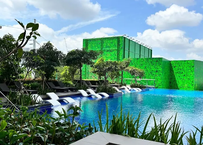 10l Luxe Escape At Park Mckinley West Manila